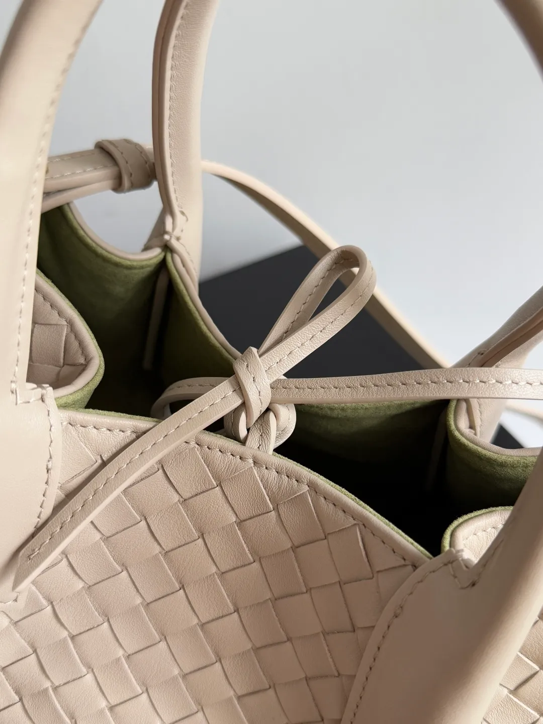 Batch 1660 BOTTEGA VENETA 2025 new product pinacoteca has super soft leather, and the weaving function, practicality and relaxed fashion sense have not fallen behind❤️‍🔥Amway has given sisters a must-have bag when going out. The size of the bag also accurately meets the commuting needs of urban beauties. It can accommodate mobile phones, keys, lipstick, powder, sunscreen, shopping bags...all of it! ! ! 🔥The capacity should not be underestimated~ It does not choose people, clothes, or occasions. With its majestic curved outline, exquisite woven texture, delicate edges and rounded handles, this woven vegetable basket bag truly achieves the goal of "dressing up and being fashionable without getting in the way"~ Are you interested in Jimei? Style number: 819004 Size: 24*15*12cm